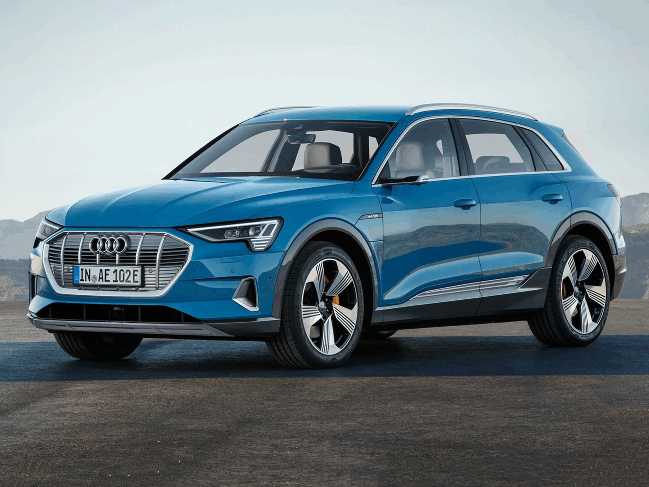 SUV eléctrico en carretera