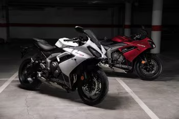 Triumph Daytona 660: la deportiva media que vuelve a encender la pasión