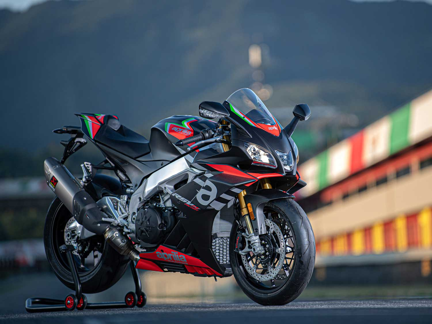 Aprilia RSV4 1.100 RR Factory: la superbike que acerca la electrónica de MotoGP a la calle